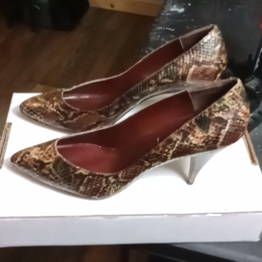 Very beautiful pair of Zoe sandals/high heels they are size 10 m